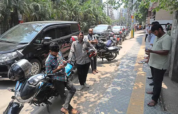 মূল্যবৃদ্ধির পর জ্বালানি তেলের সরবরাহ বাড়াল বিপিসি 2 image 1 Flash Feed