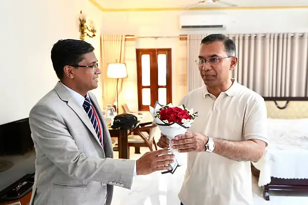 প্রধানমন্ত্রী তারেক রহমান বগুড়ায় পৌঁছেছেন 1 image 2 Flash Feed