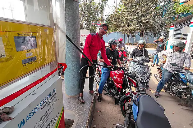 মূল্যবৃদ্ধির পর জ্বালানি তেলের সরবরাহ বাড়াল বিপিসি 1 ফিলিং স্টেশনগুলো সোমবার থেকেই বাড়তি পরিমাণে তেল পাবেফাইল ছবি