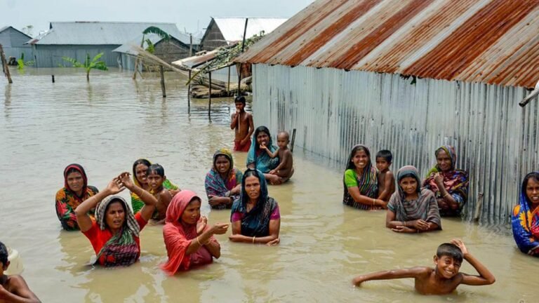 97408241 16 08 17 gaibandha relifdistribution 6 Flash Feed